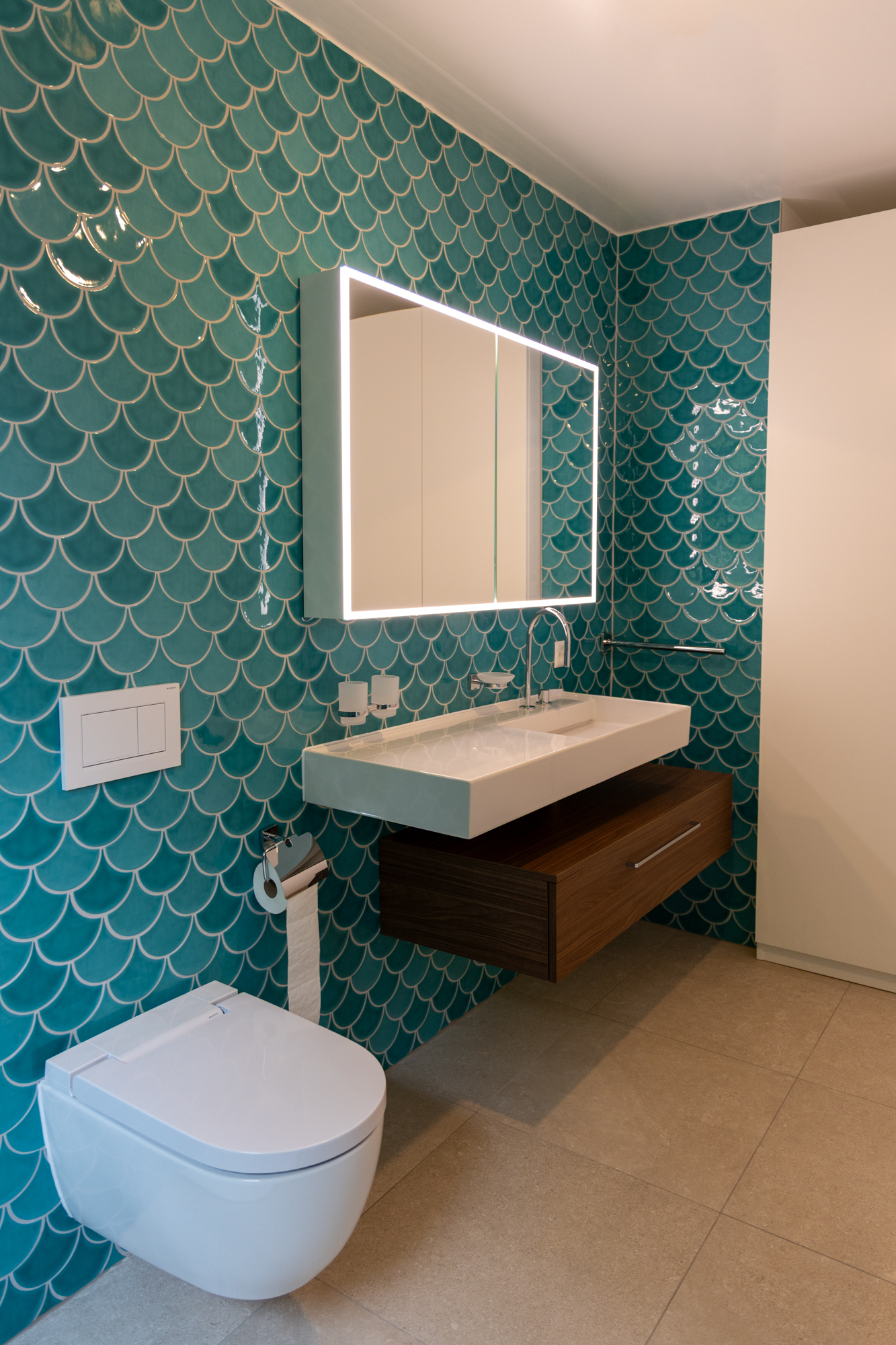 Villa familiale contemporaine au bord du lac Léman, architecture moderne Vaud, intérieur design, béton brut, bois et détails sur mesure salle de bains parents