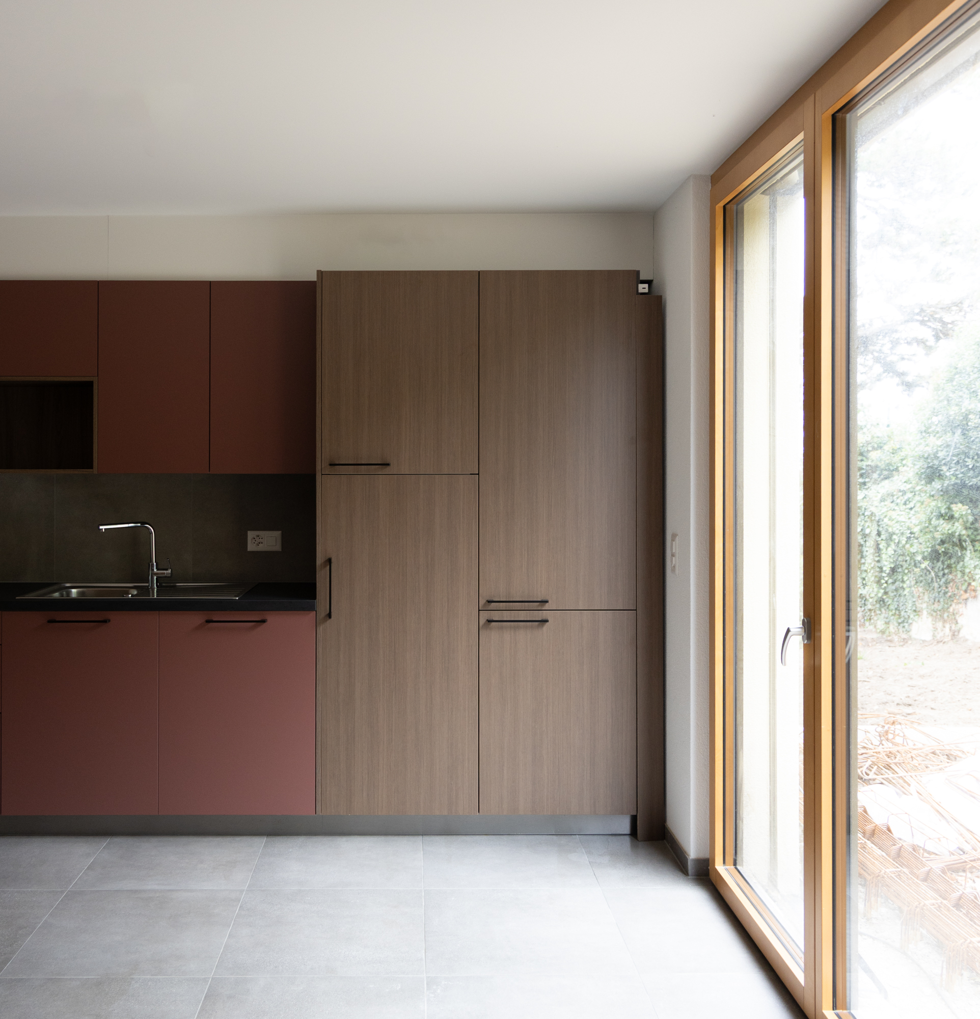 Villa familiale contemporaine au bord du lac Léman, architecture moderne Vaud, intérieur design, béton brut, bois et détails sur mesure cuisine
