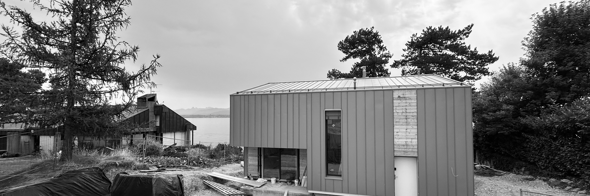 Villa familiale contemporaine au bord du lac Léman, architecture moderne Vaud, intérieur design, béton brut, bois et détails sur mesure extérieur